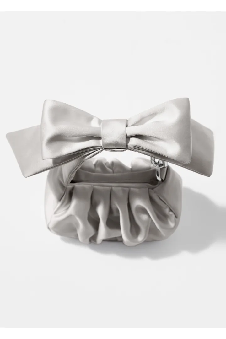 앤아더스토리즈 새틴 보우 나노 백의 실버컬러 Product입니다.