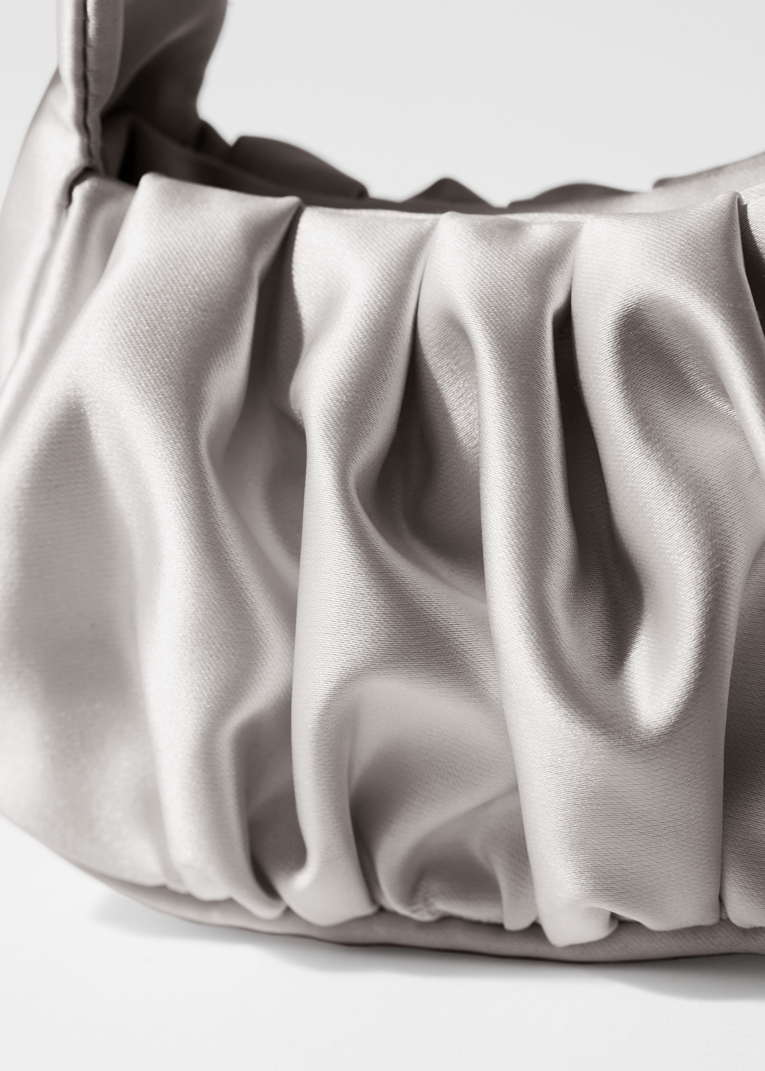 앤아더스토리즈 새틴 보우 나노 백의 실버컬러 Detail입니다.