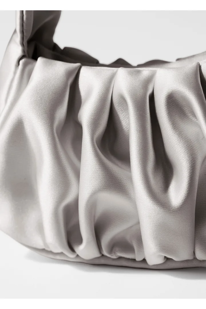 앤아더스토리즈 새틴 보우 나노 백의 실버컬러 Detail입니다.