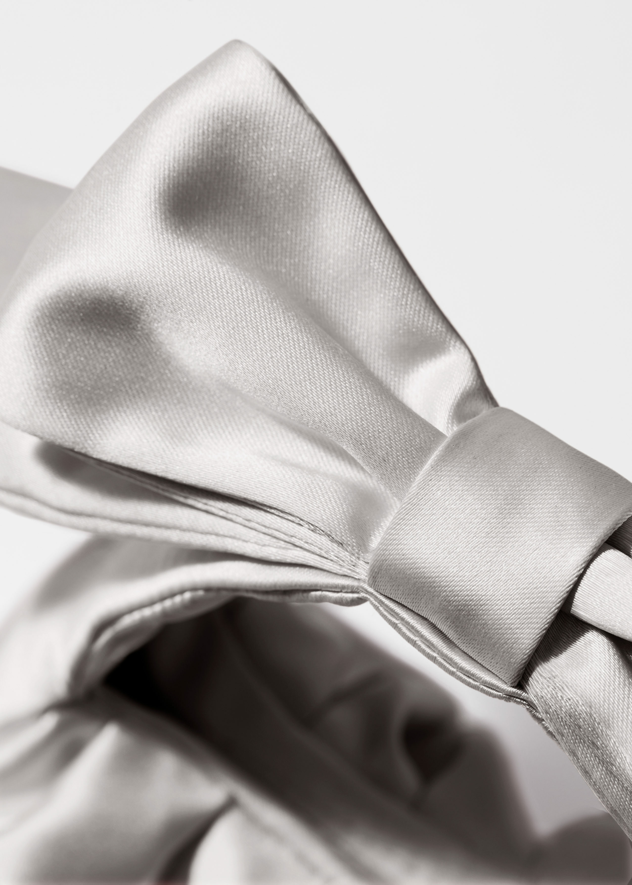 앤아더스토리즈 새틴 보우 나노 백의 실버컬러 Detail입니다.