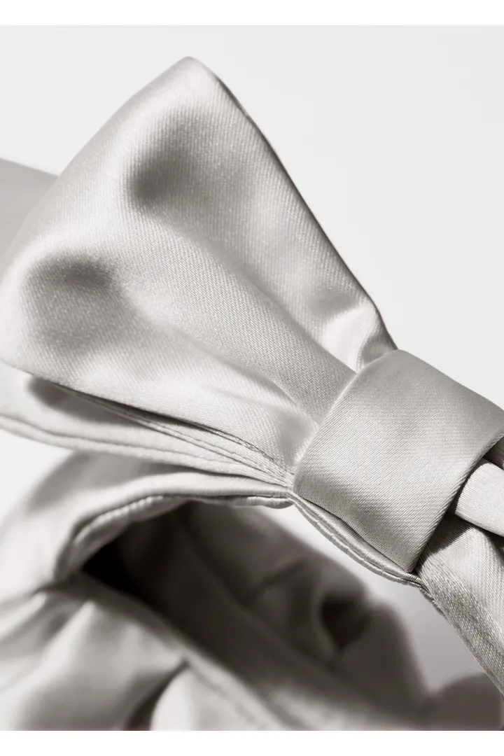앤아더스토리즈 새틴 보우 나노 백의 실버컬러 Detail입니다.