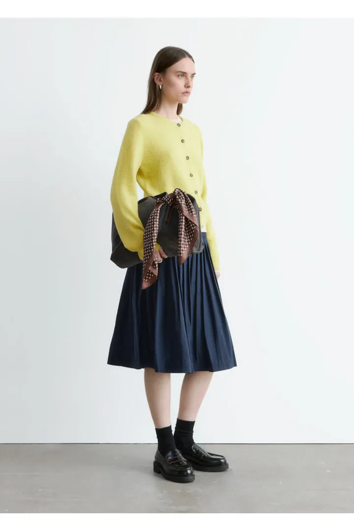 앤아더스토리즈 플리츠 미디 스커트의 네이비컬러 ECOMLook입니다.