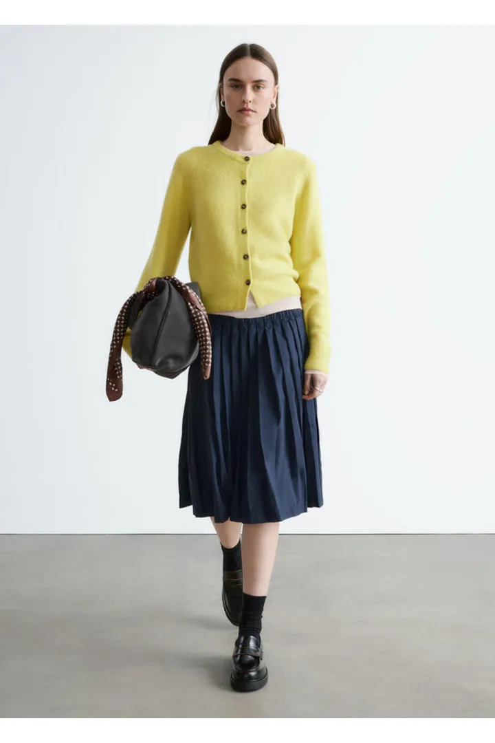 앤아더스토리즈 플리츠 미디 스커트의 네이비컬러 ECOMLook입니다.
