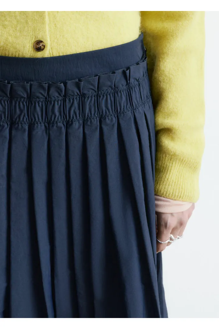 앤아더스토리즈 플리츠 미디 스커트의 네이비컬러 ECOMLook입니다.