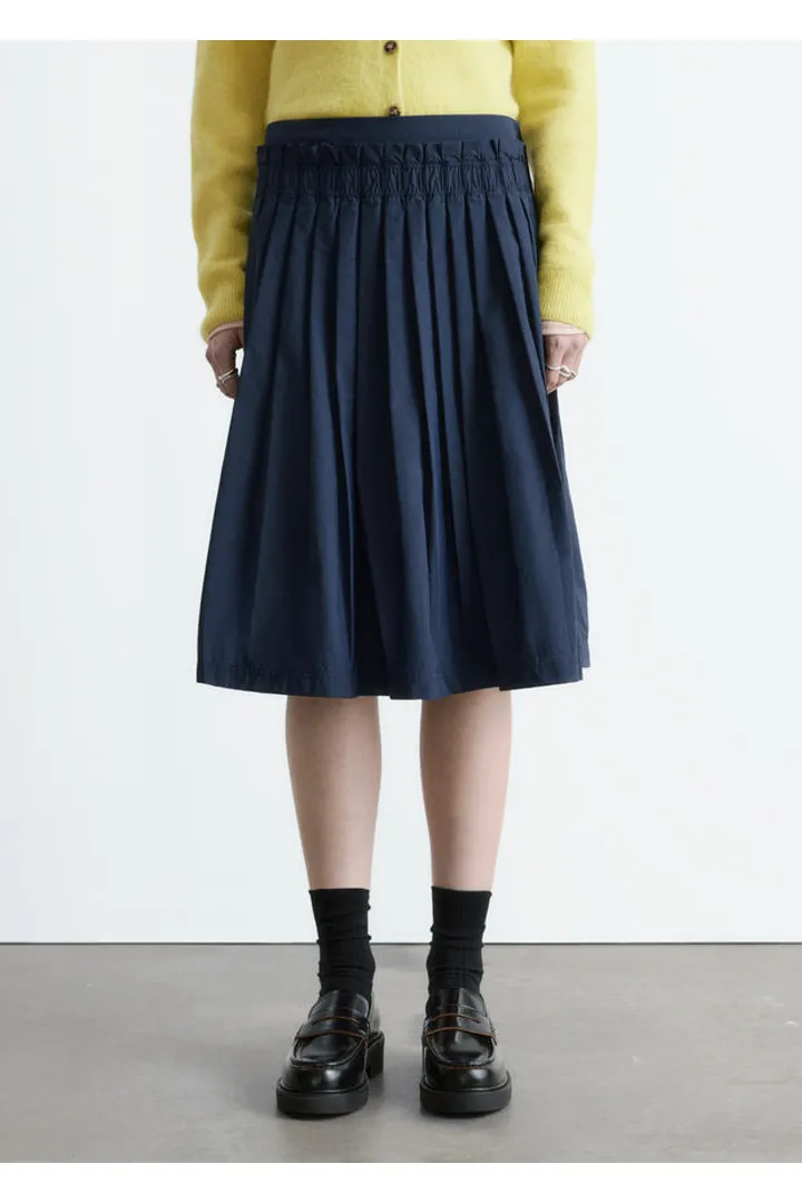 앤아더스토리즈 플리츠 미디 스커트의 네이비컬러 ECOMLook입니다.