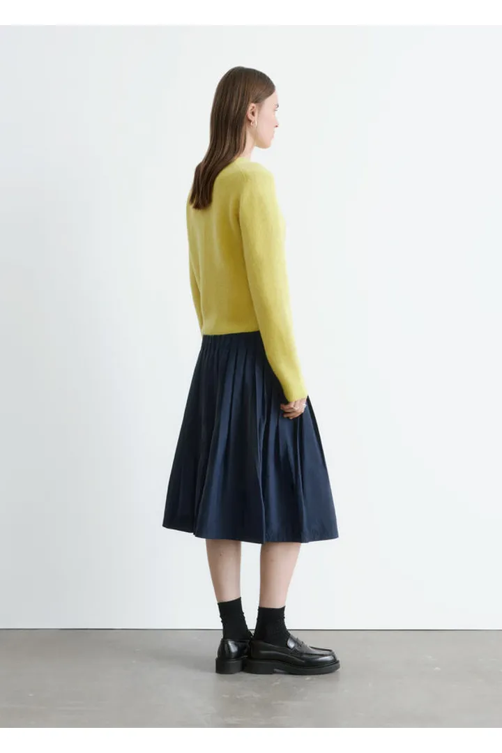 앤아더스토리즈 플리츠 미디 스커트의 네이비컬러 ECOMLook입니다.