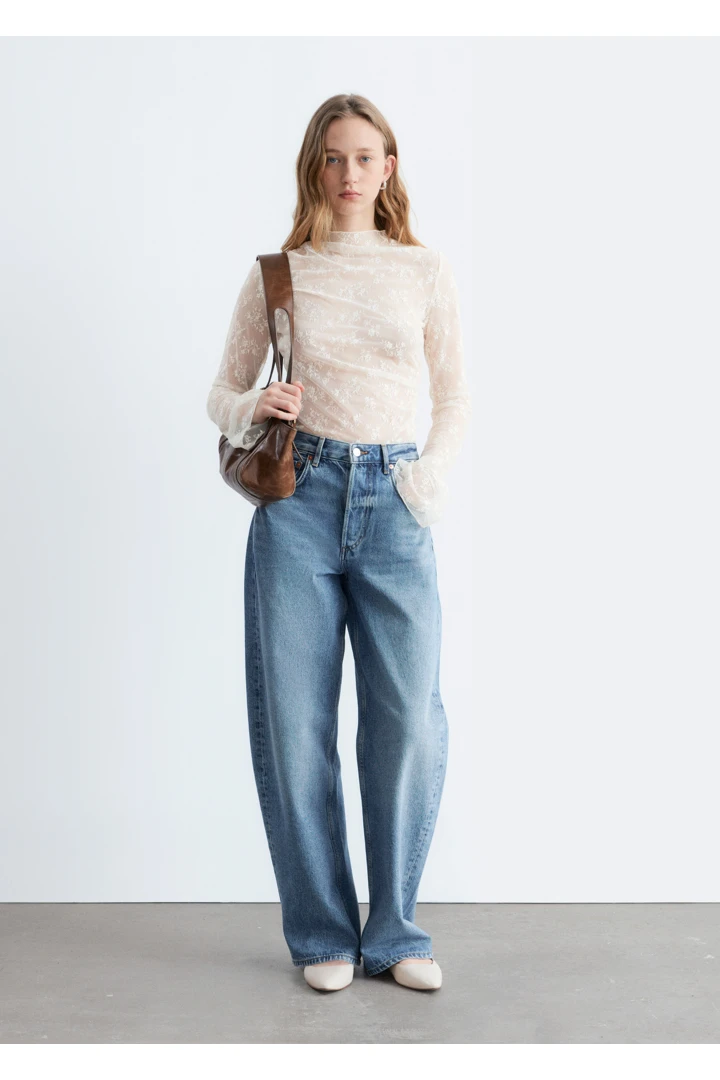 앤아더스토리즈 롱 슬리브 레이스 탑 의 크림컬러 ECOMLook입니다.