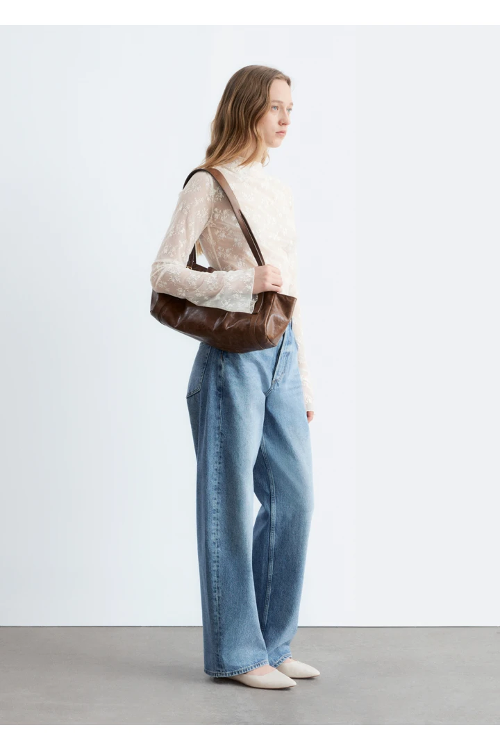 앤아더스토리즈 롱 슬리브 레이스 탑 의 크림컬러 ECOMLook입니다.