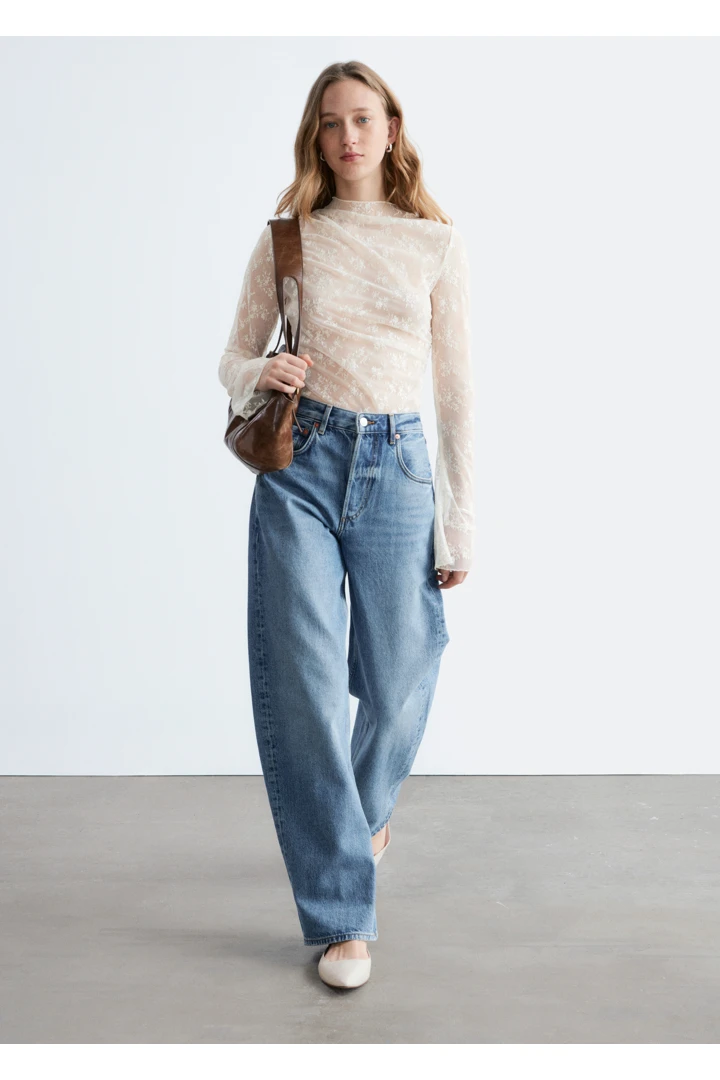 앤아더스토리즈 롱 슬리브 레이스 탑 의 크림컬러 ECOMLook입니다.