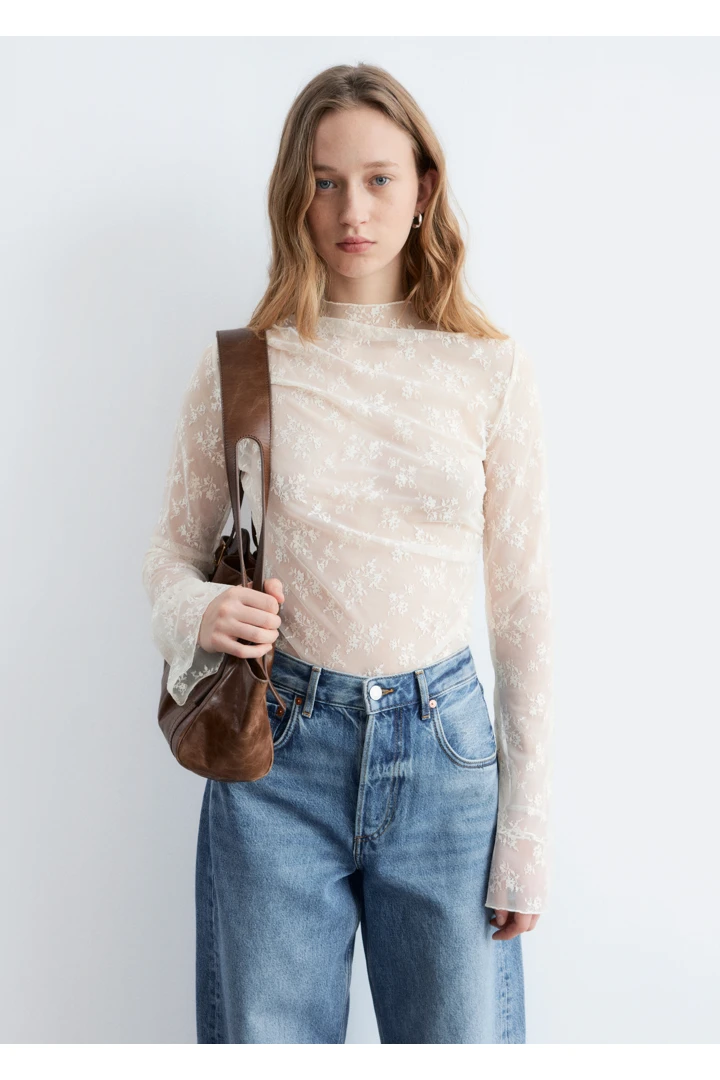 앤아더스토리즈 롱 슬리브 레이스 탑 의 크림컬러 ECOMLook입니다.