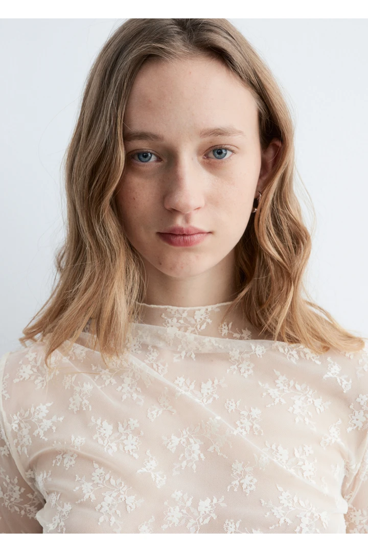 앤아더스토리즈 롱 슬리브 레이스 탑 의 크림컬러 ECOMLook입니다.