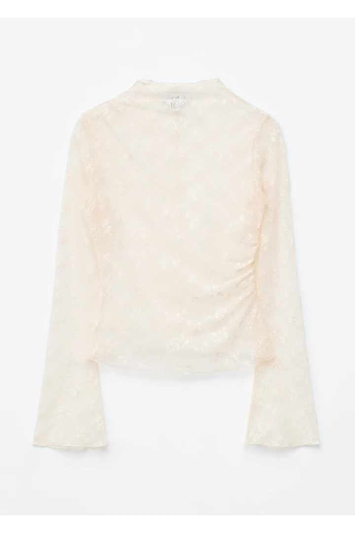 앤아더스토리즈 롱 슬리브 레이스 탑 의 크림컬러 Product입니다.