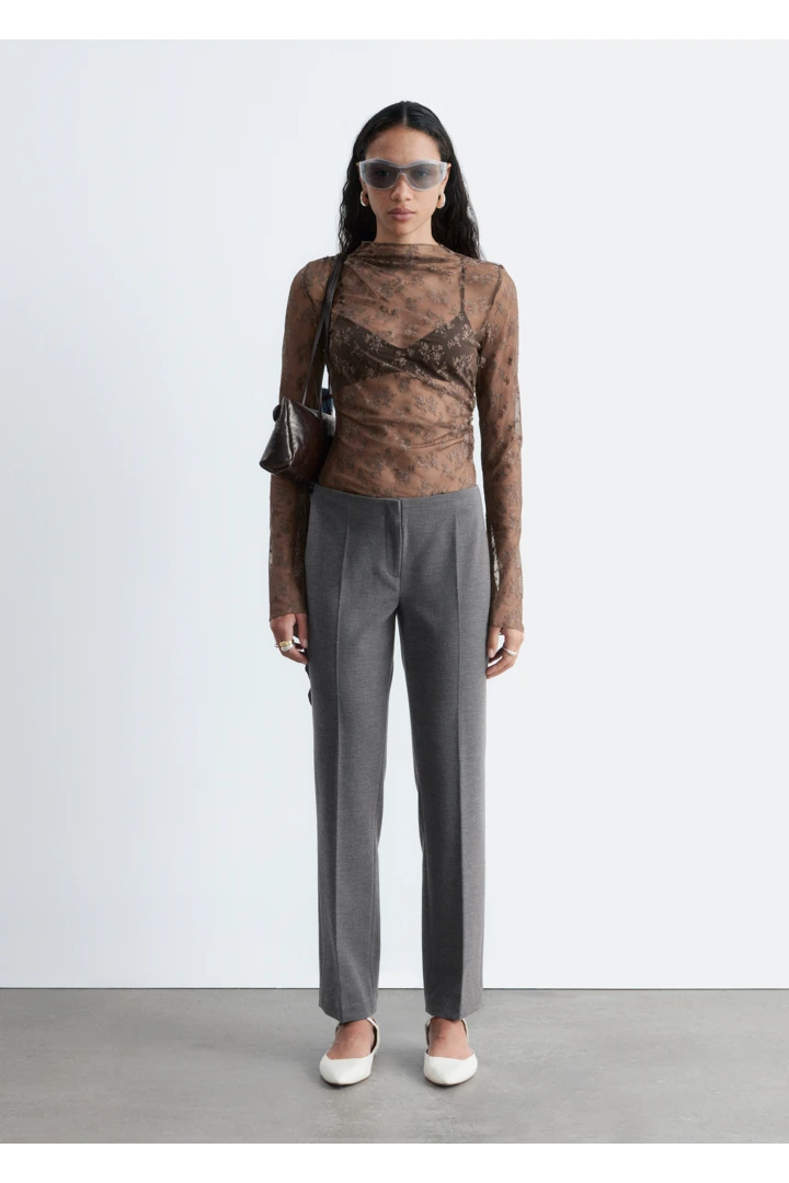 앤아더스토리즈 롱 슬리브 레이스 탑 의 다크 브라운컬러 ECOMLook입니다.