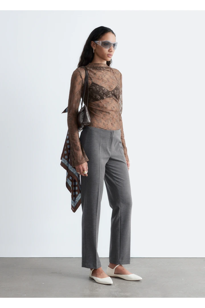 앤아더스토리즈 롱 슬리브 레이스 탑 의 다크 브라운컬러 ECOMLook입니다.