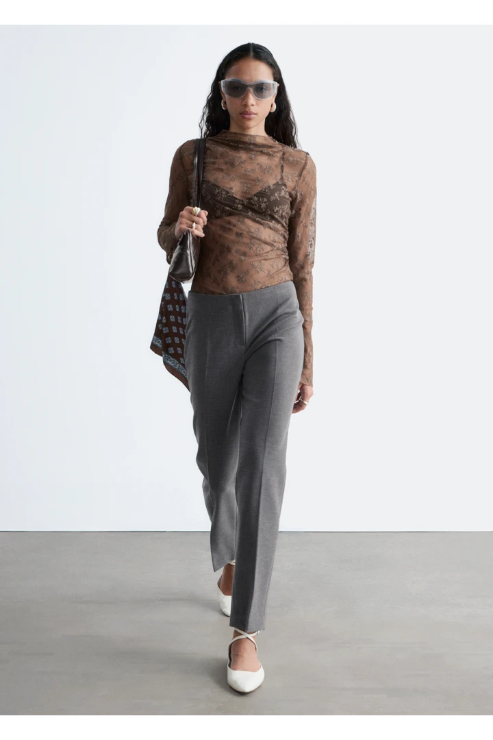 앤아더스토리즈 롱 슬리브 레이스 탑 의 다크 브라운컬러 ECOMLook입니다.