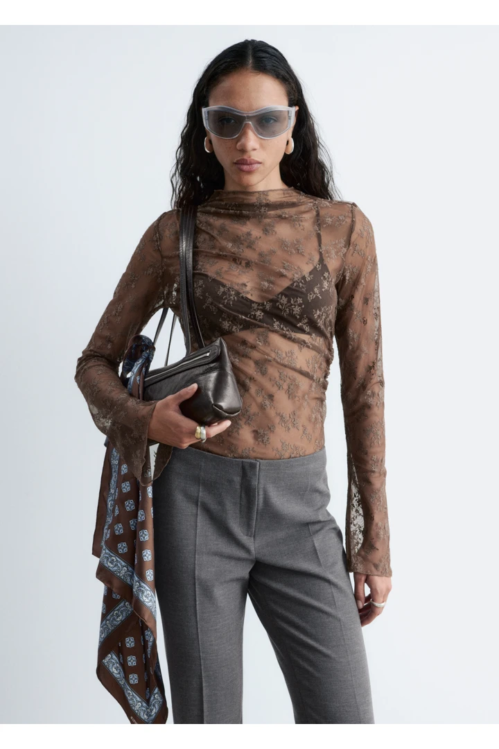 앤아더스토리즈 롱 슬리브 레이스 탑 의 다크 브라운컬러 ECOMLook입니다.