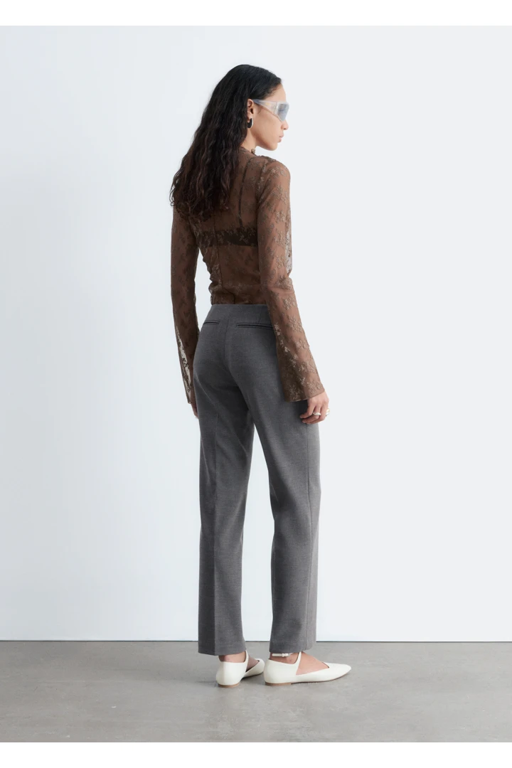 앤아더스토리즈 롱 슬리브 레이스 탑 의 다크 브라운컬러 ECOMLook입니다.