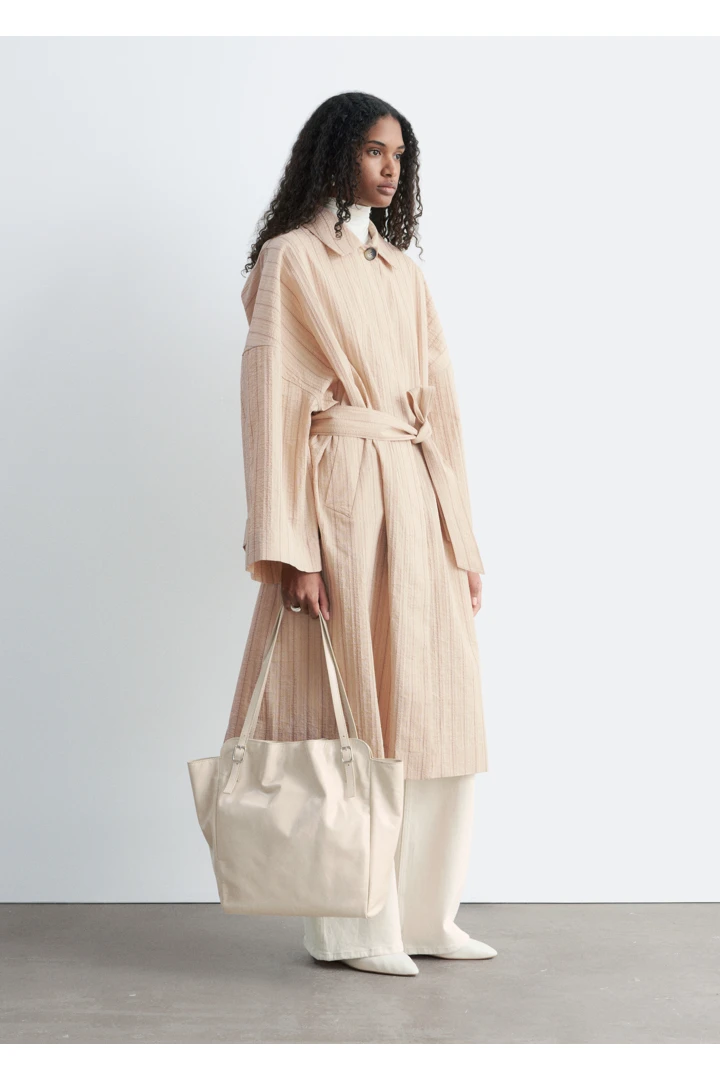 앤아더스토리즈 버클 스트랩 레더 토트 의 라이트 베이지컬러 ECOMLook입니다.