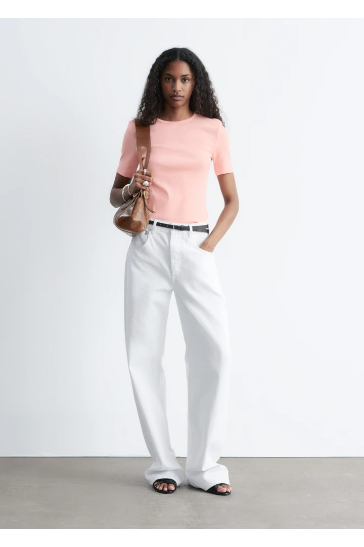 앤아더스토리즈 립 티셔츠 의 핑크컬러 ECOMLook입니다.