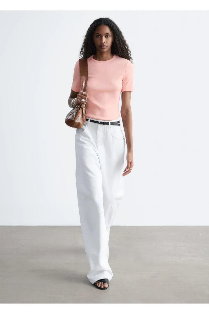 앤아더스토리즈 립 티셔츠 의 핑크컬러 ECOMLook입니다.