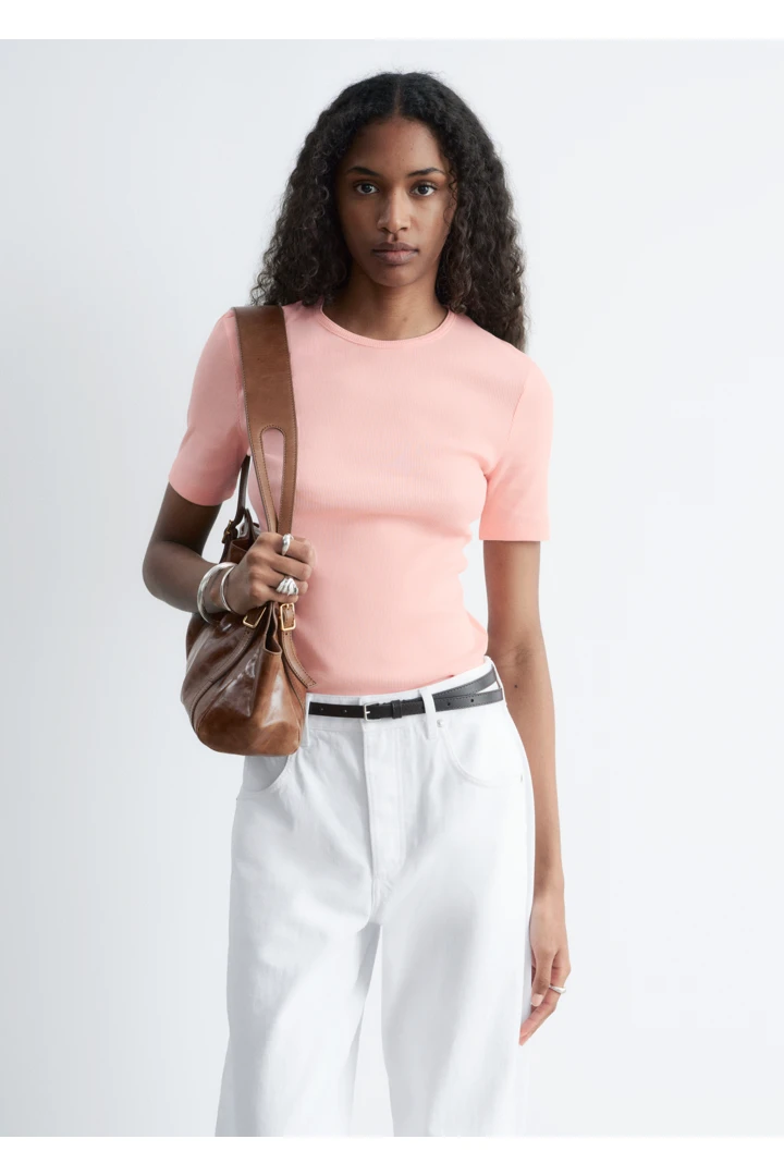 앤아더스토리즈 립 티셔츠 의 핑크컬러 ECOMLook입니다.