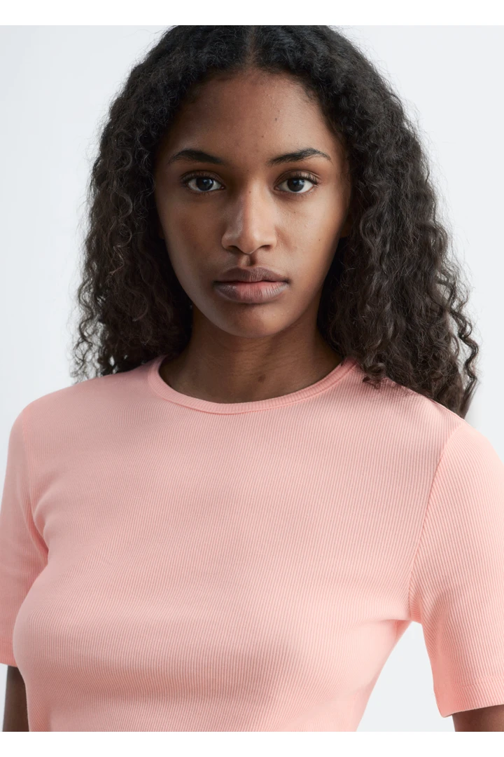 앤아더스토리즈 립 티셔츠 의 핑크컬러 ECOMLook입니다.