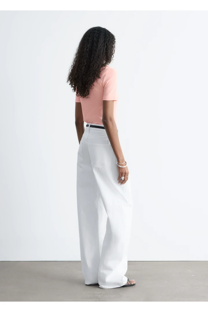 앤아더스토리즈 립 티셔츠 의 핑크컬러 ECOMLook입니다.