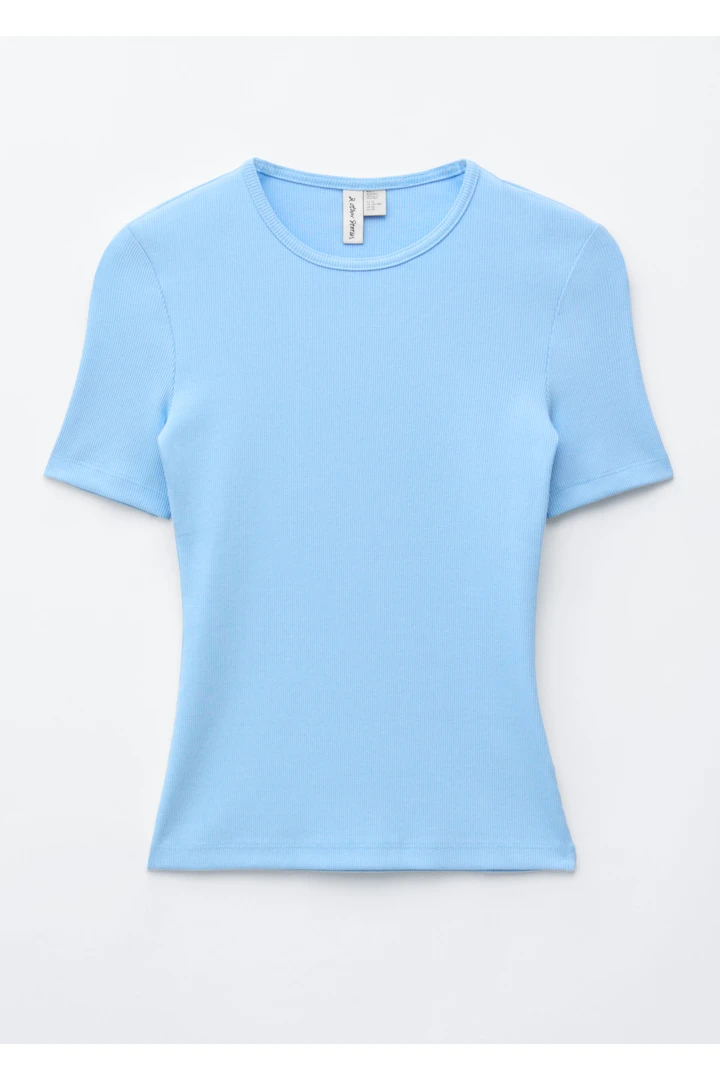 앤아더스토리즈 립 티셔츠 의 라이트 블루컬러 Product입니다.