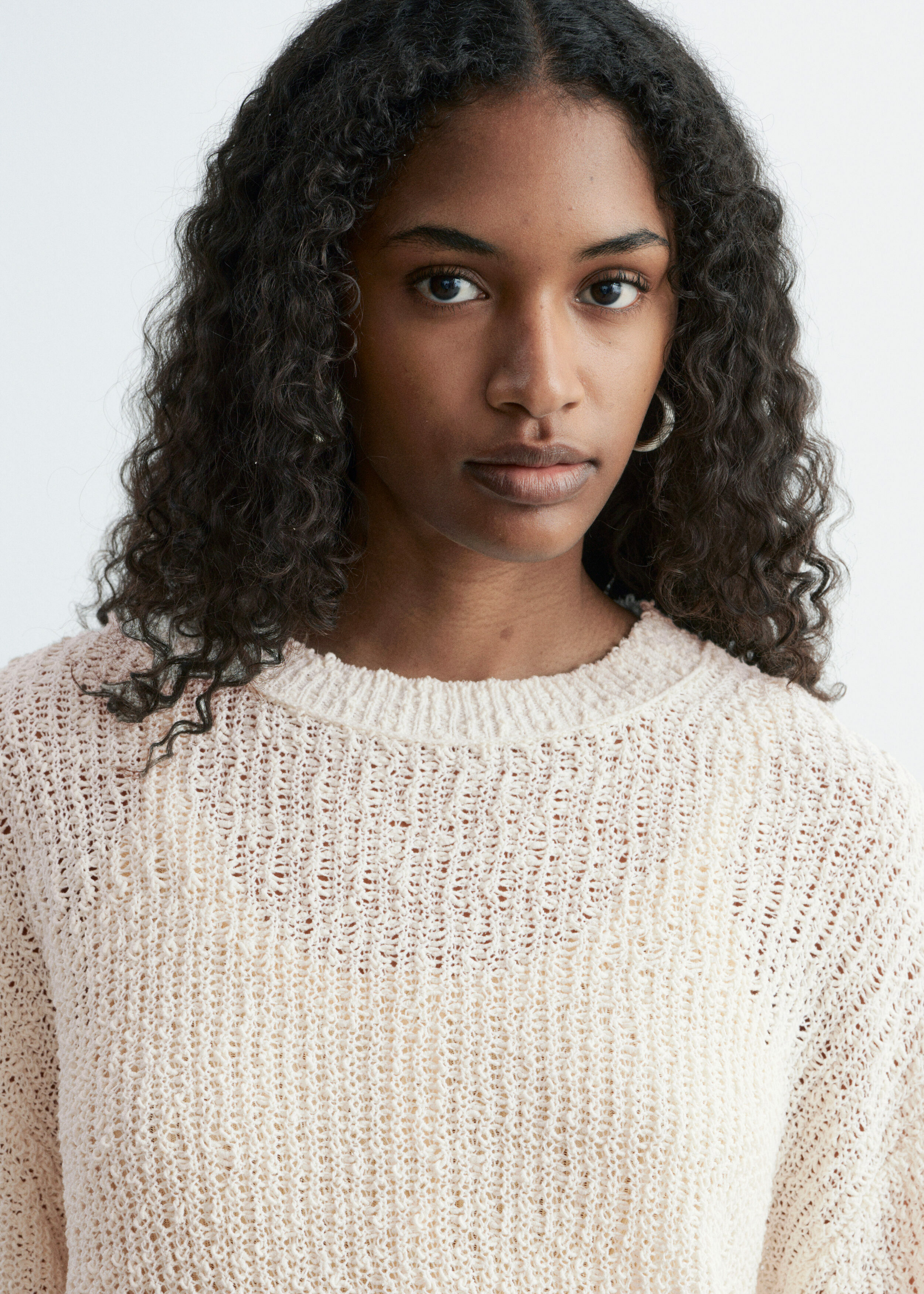 앤아더스토리즈 실크 코튼 니트 스웨터의 오프-화이트컬러 ECOMLook입니다.