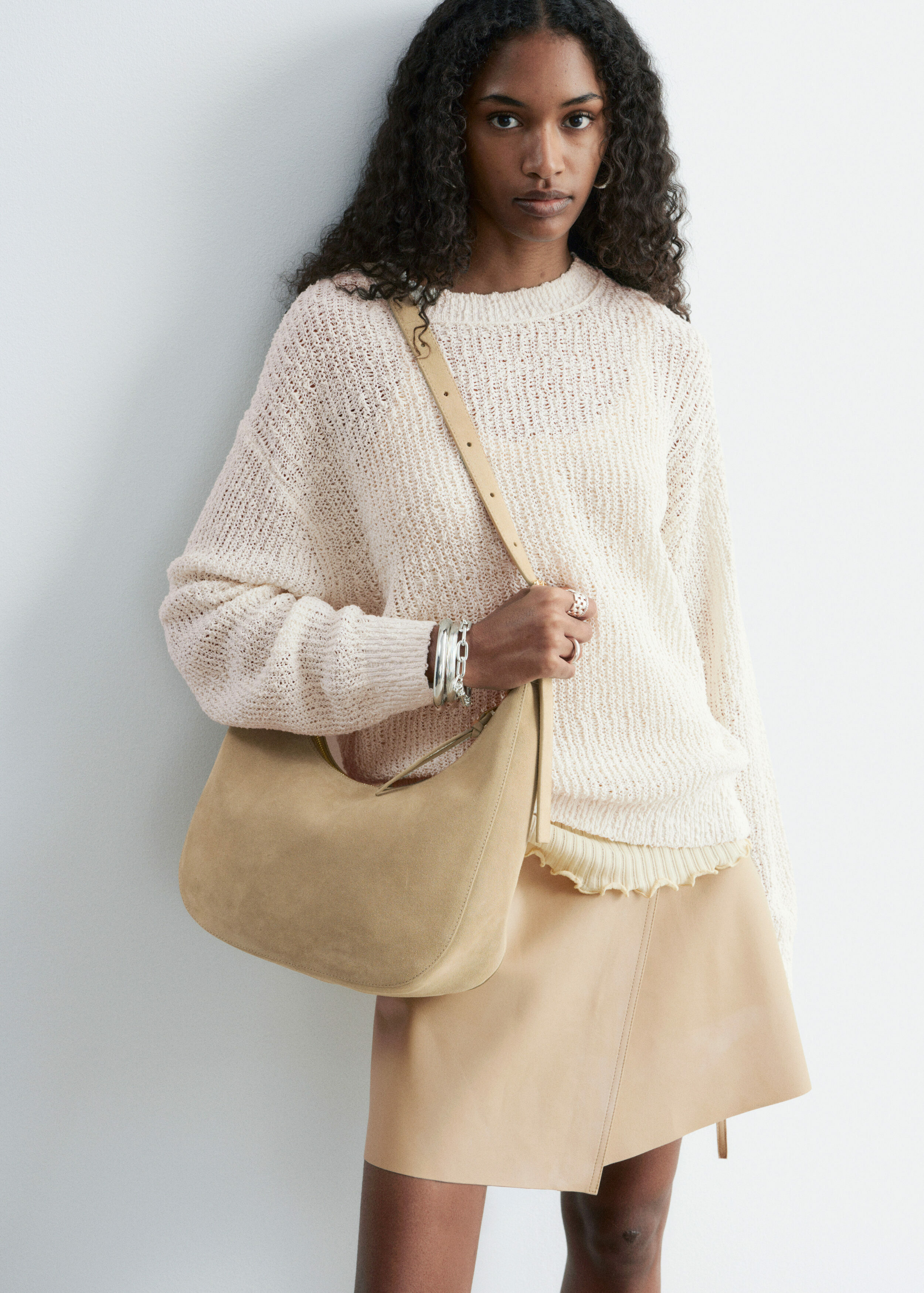 앤아더스토리즈 실크 코튼 니트 스웨터의 오프-화이트컬러 ECOMLook입니다.