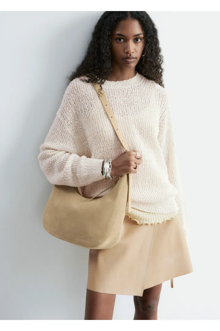 앤아더스토리즈 실크 코튼 니트 스웨터의 오프-화이트컬러 ECOMLook입니다.