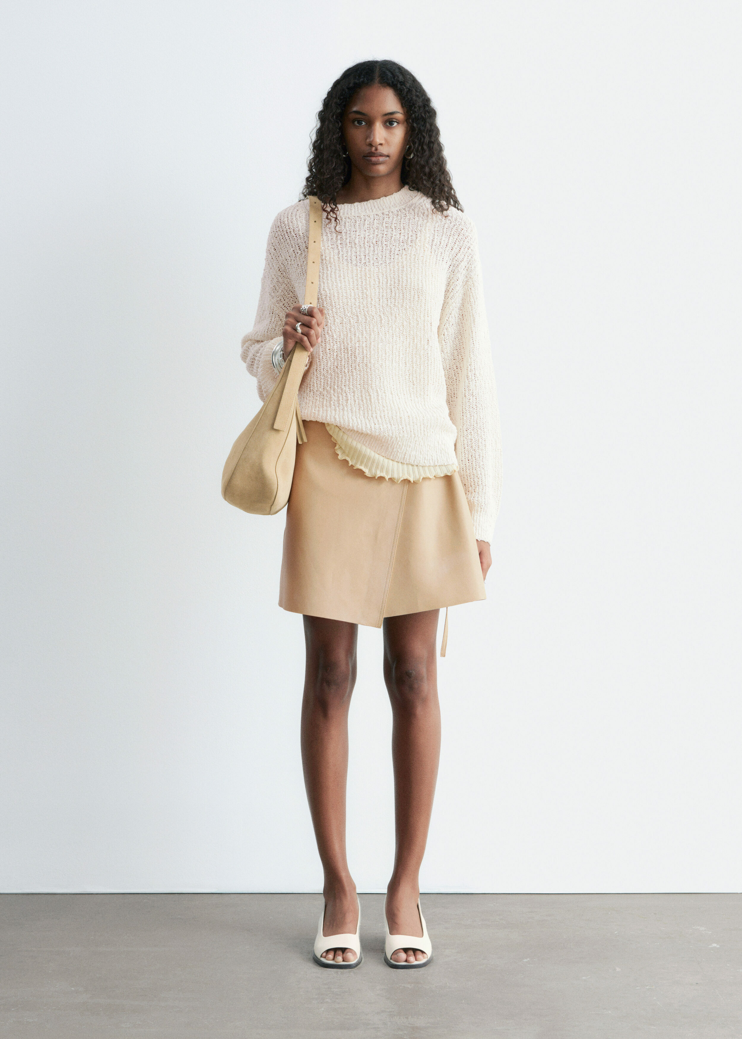 앤아더스토리즈 실크 코튼 니트 스웨터의 오프-화이트컬러 ECOMLook입니다.