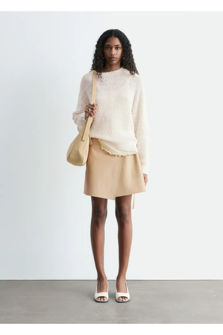 앤아더스토리즈 실크 코튼 니트 스웨터의 오프-화이트컬러 ECOMLook입니다.