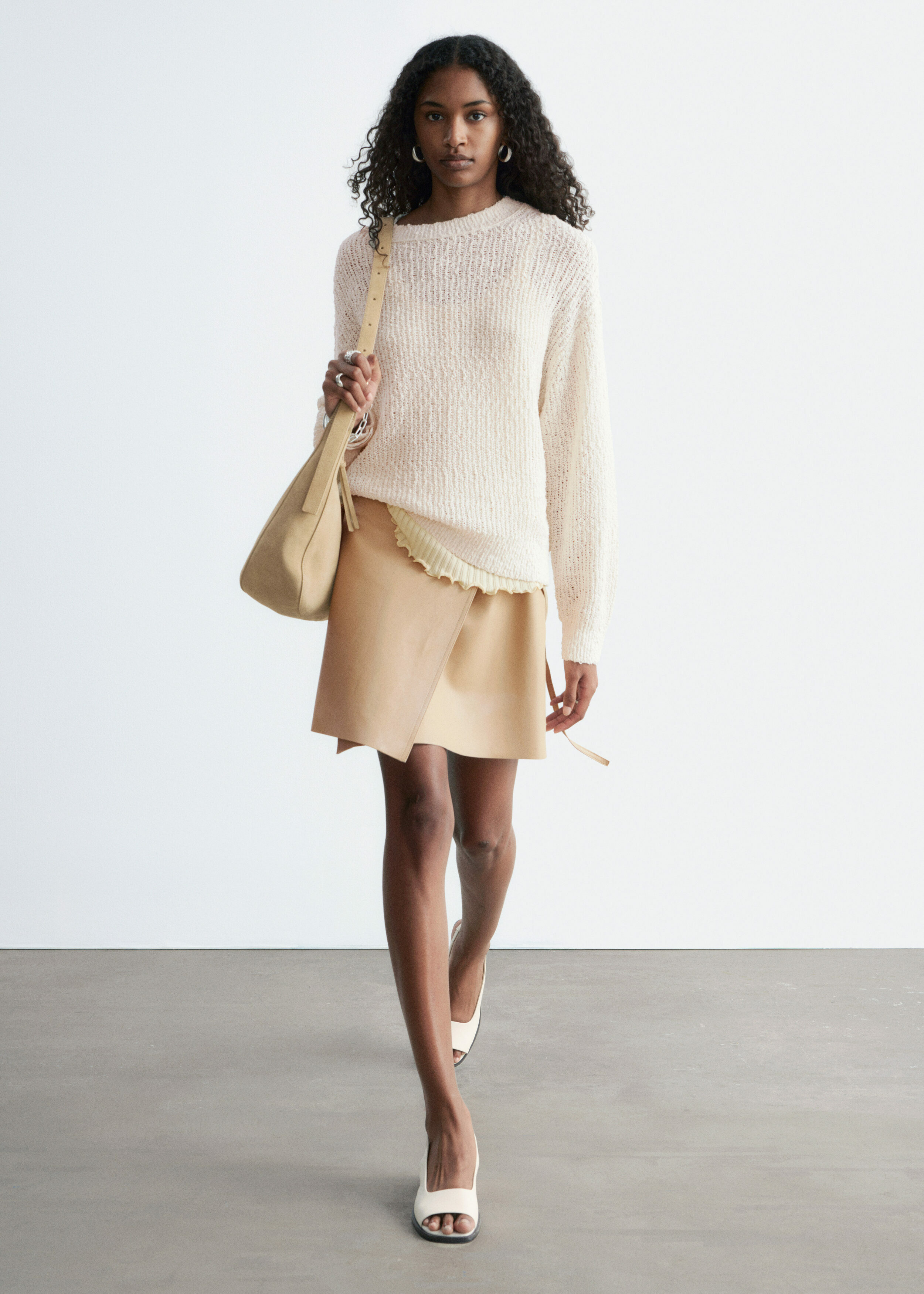 앤아더스토리즈 실크 코튼 니트 스웨터의 오프-화이트컬러 ECOMLook입니다.