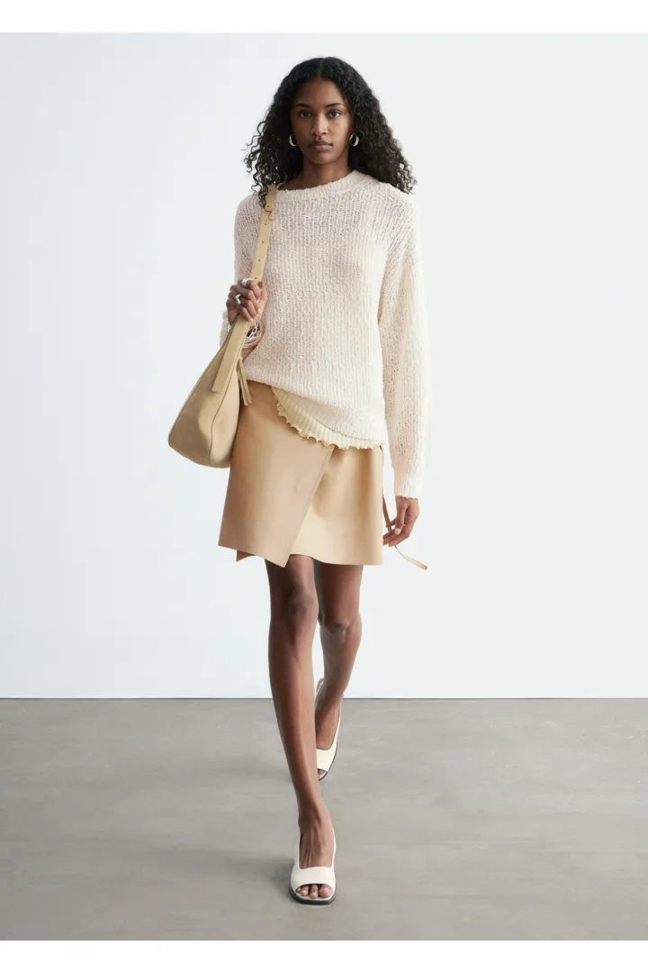 앤아더스토리즈 실크 코튼 니트 스웨터의 오프-화이트컬러 ECOMLook입니다.