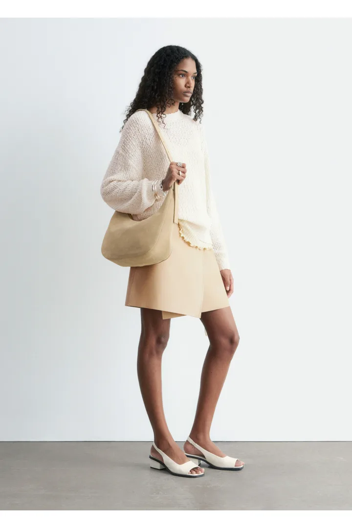 앤아더스토리즈 실크 코튼 니트 스웨터의 오프-화이트컬러 ECOMLook입니다.