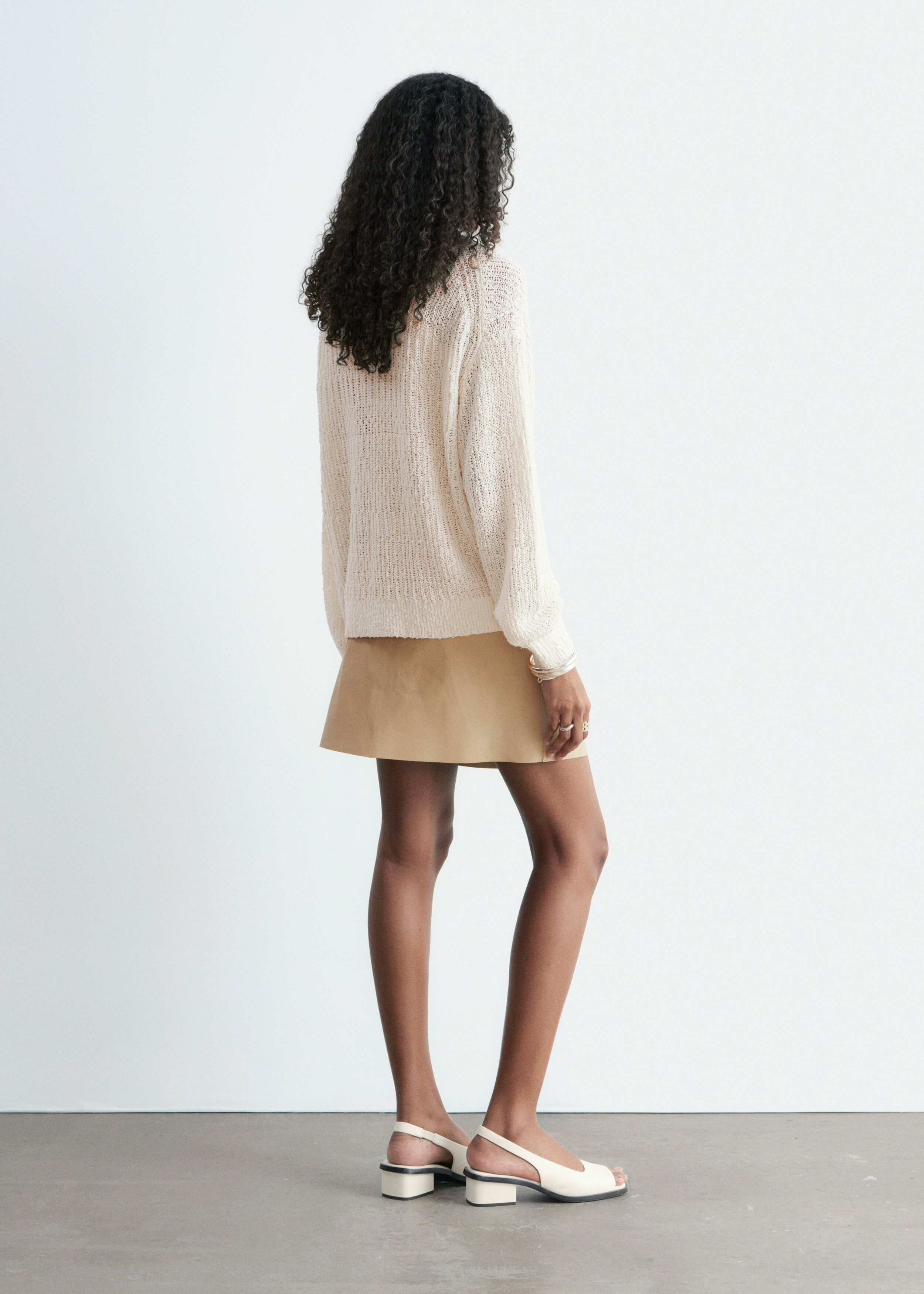 앤아더스토리즈 실크 코튼 니트 스웨터의 오프-화이트컬러 ECOMLook입니다.