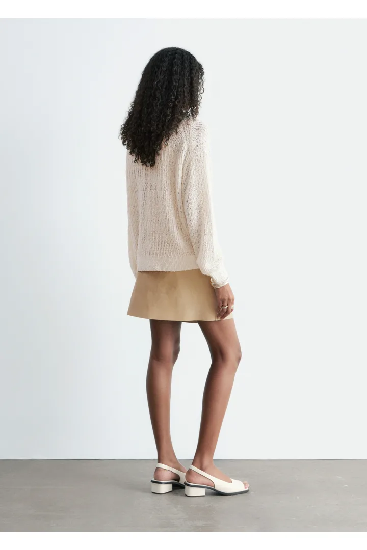 앤아더스토리즈 실크 코튼 니트 스웨터의 오프-화이트컬러 ECOMLook입니다.