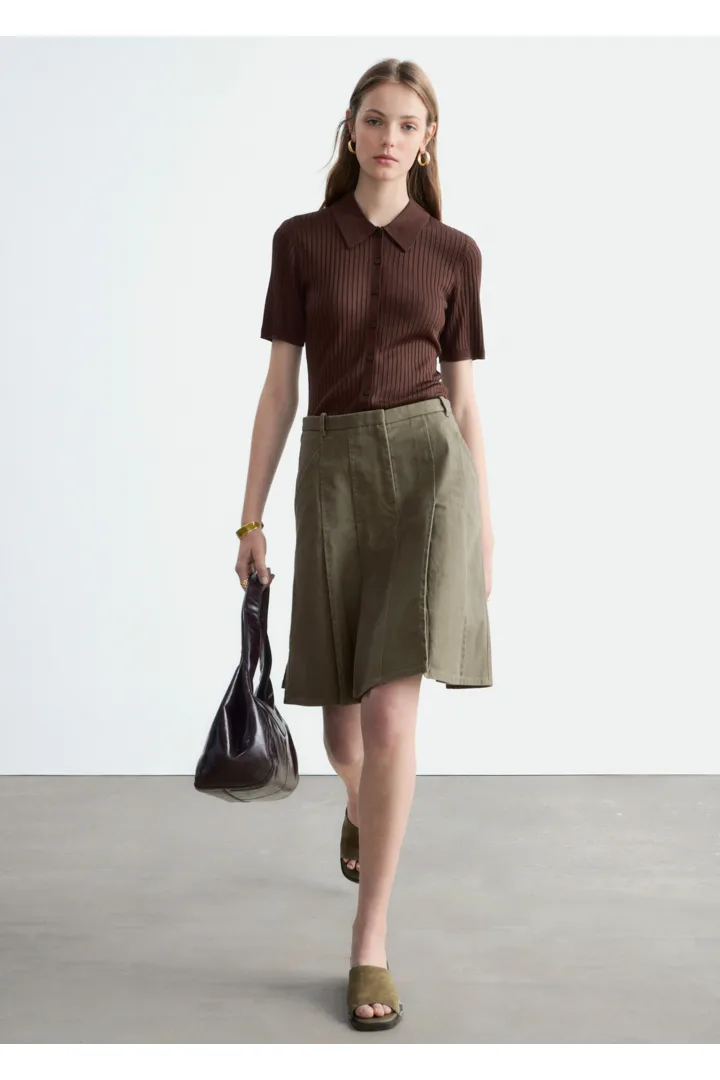 앤아더스토리즈 립 니트 탑의 다크 브라운컬러 ECOMLook입니다.