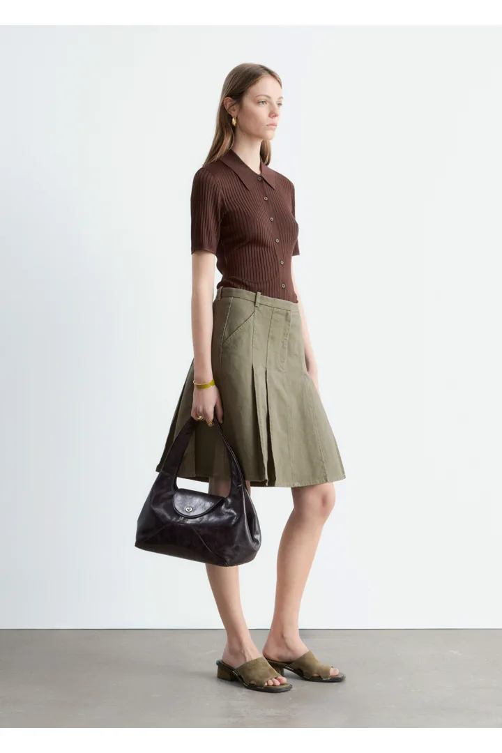 앤아더스토리즈 립 니트 탑의 다크 브라운컬러 ECOMLook입니다.