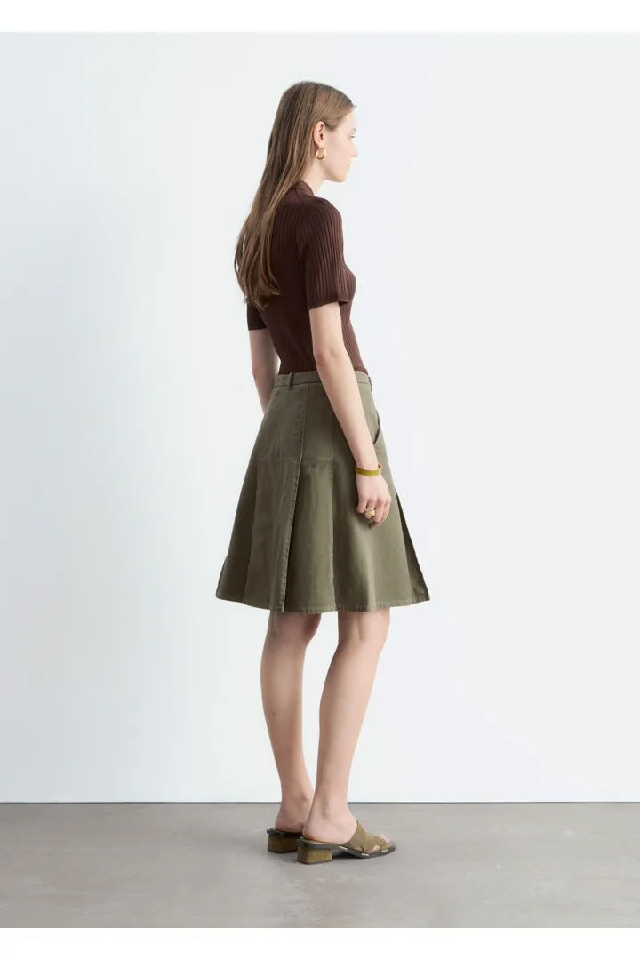 앤아더스토리즈 립 니트 탑의 다크 브라운컬러 ECOMLook입니다.