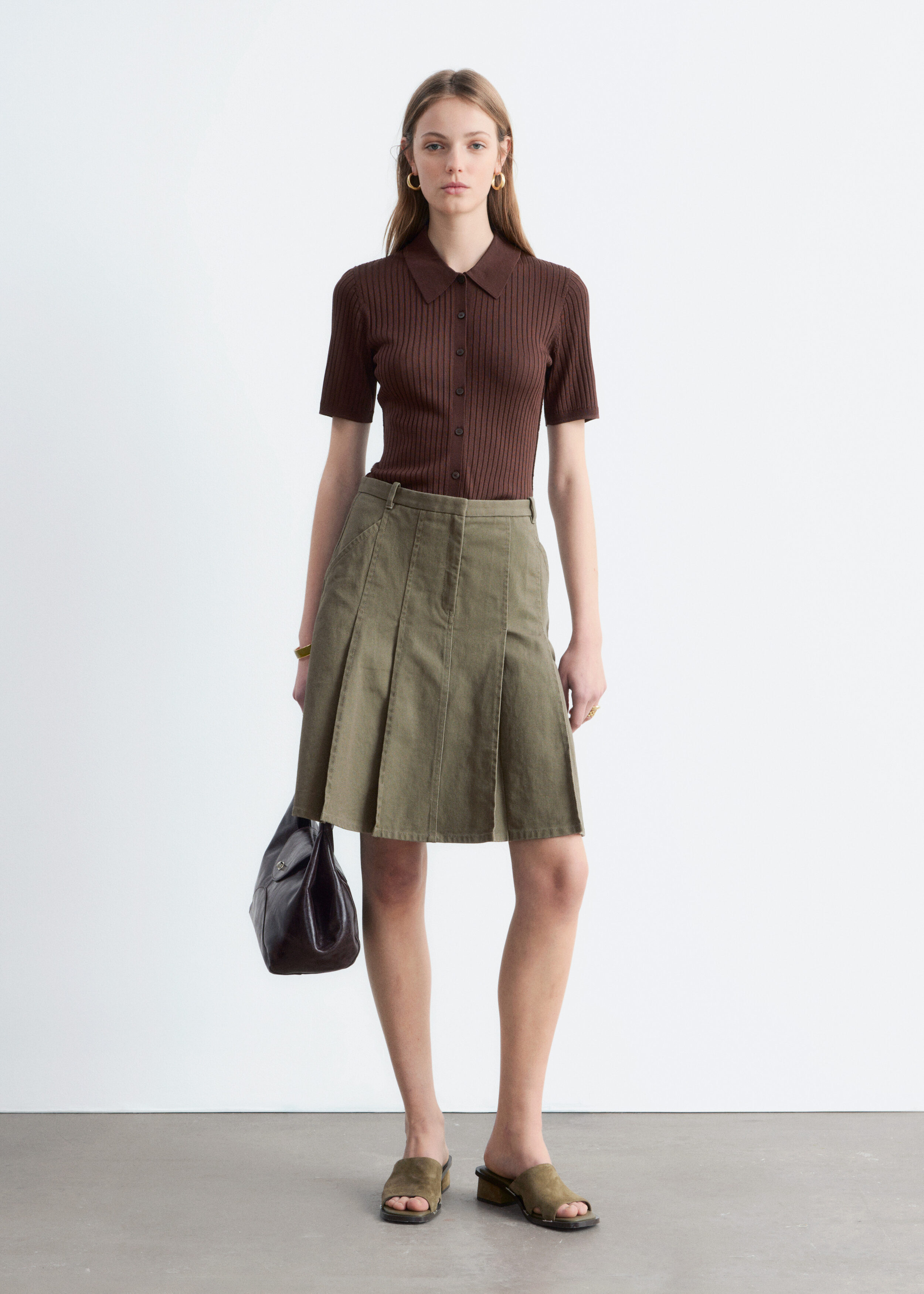 앤아더스토리즈 립 니트 탑의 다크 브라운컬러 ECOMLook입니다.