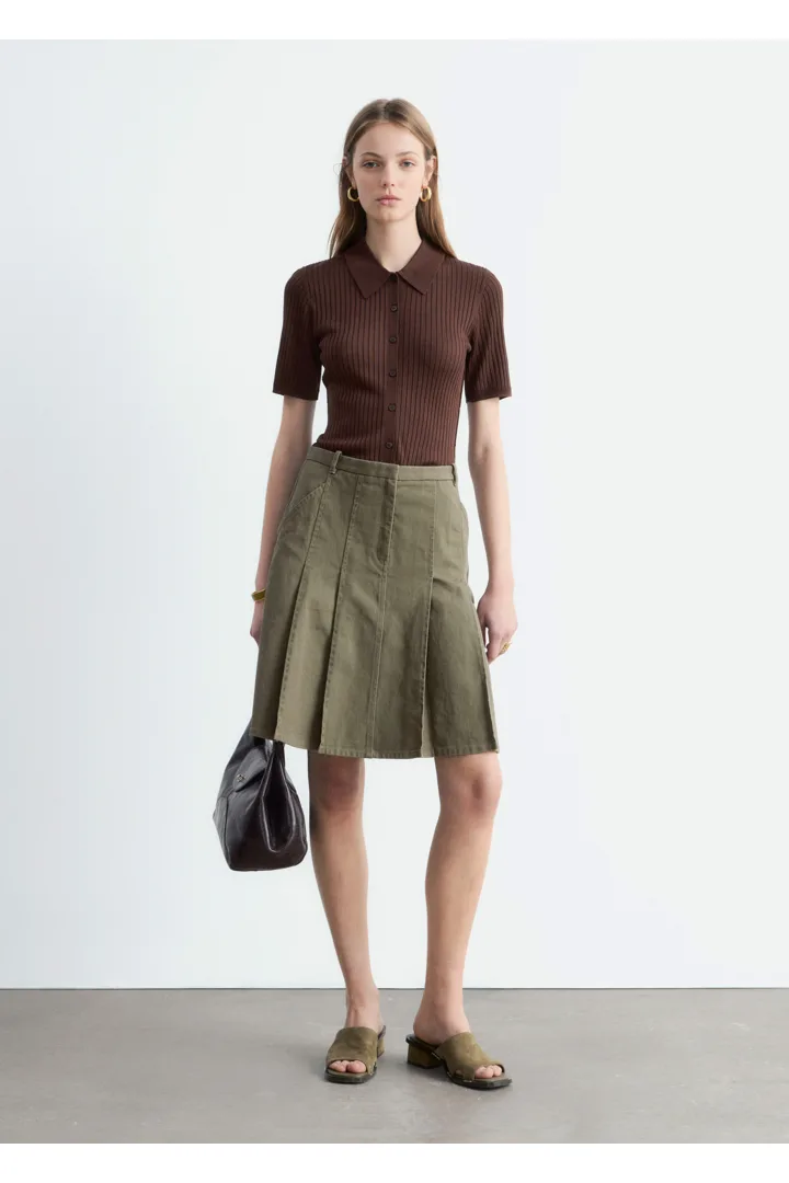 앤아더스토리즈 립 니트 탑의 다크 브라운컬러 ECOMLook입니다.