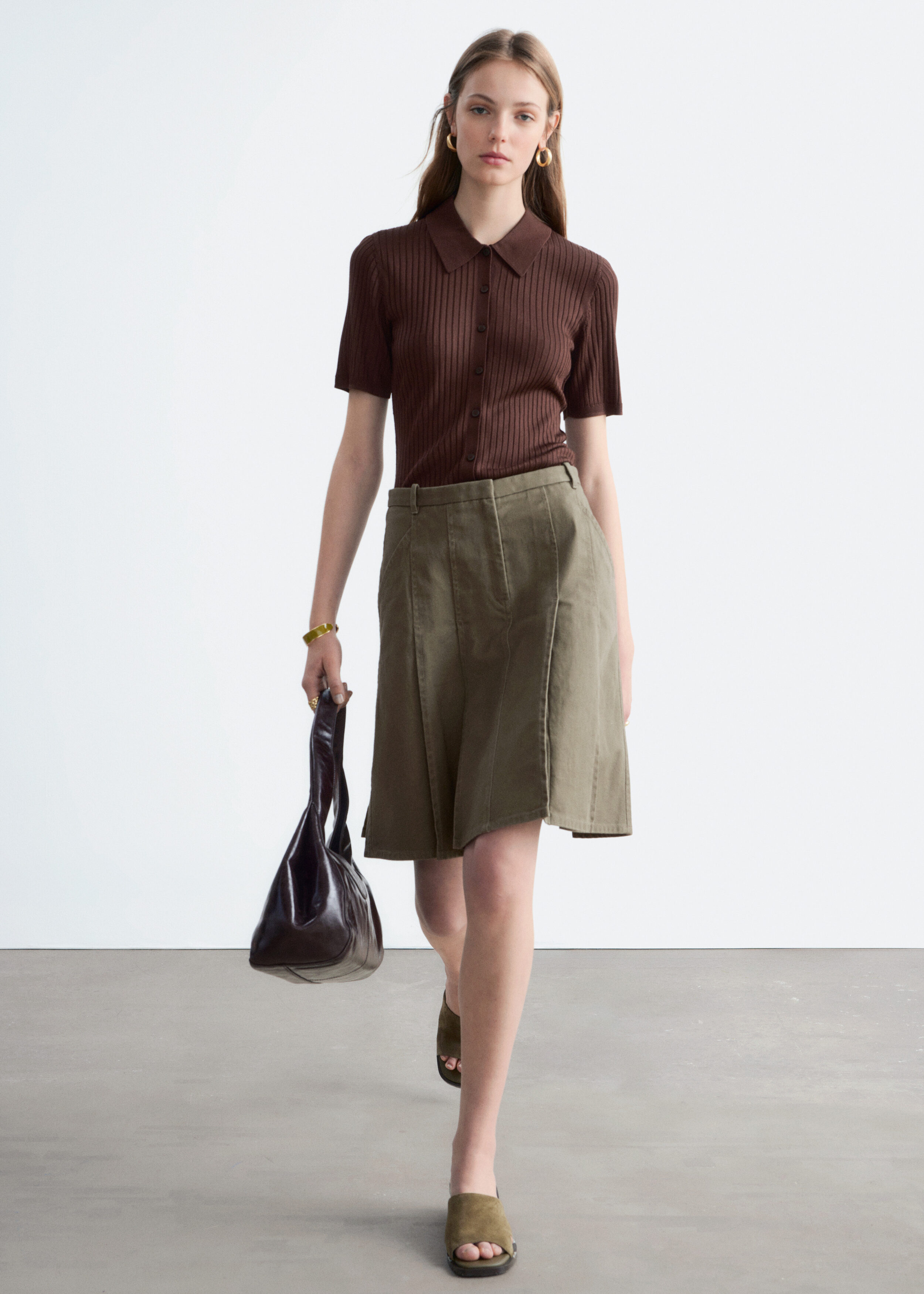 앤아더스토리즈 립 니트 탑의 다크 브라운컬러 ECOMLook입니다.