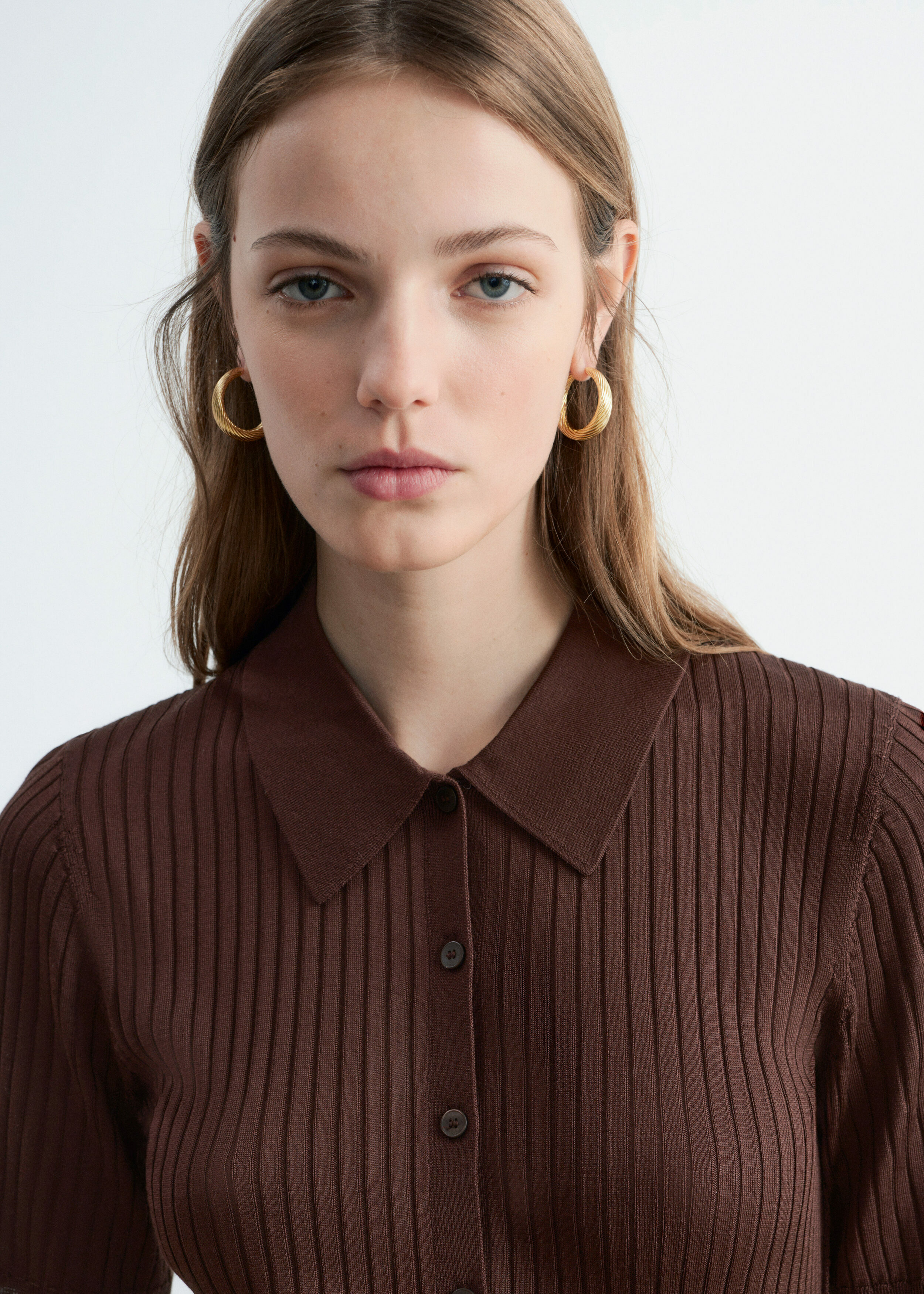 앤아더스토리즈 립 니트 탑의 다크 브라운컬러 ECOMLook입니다.