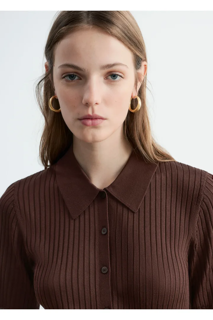 앤아더스토리즈 립 니트 탑의 다크 브라운컬러 ECOMLook입니다.