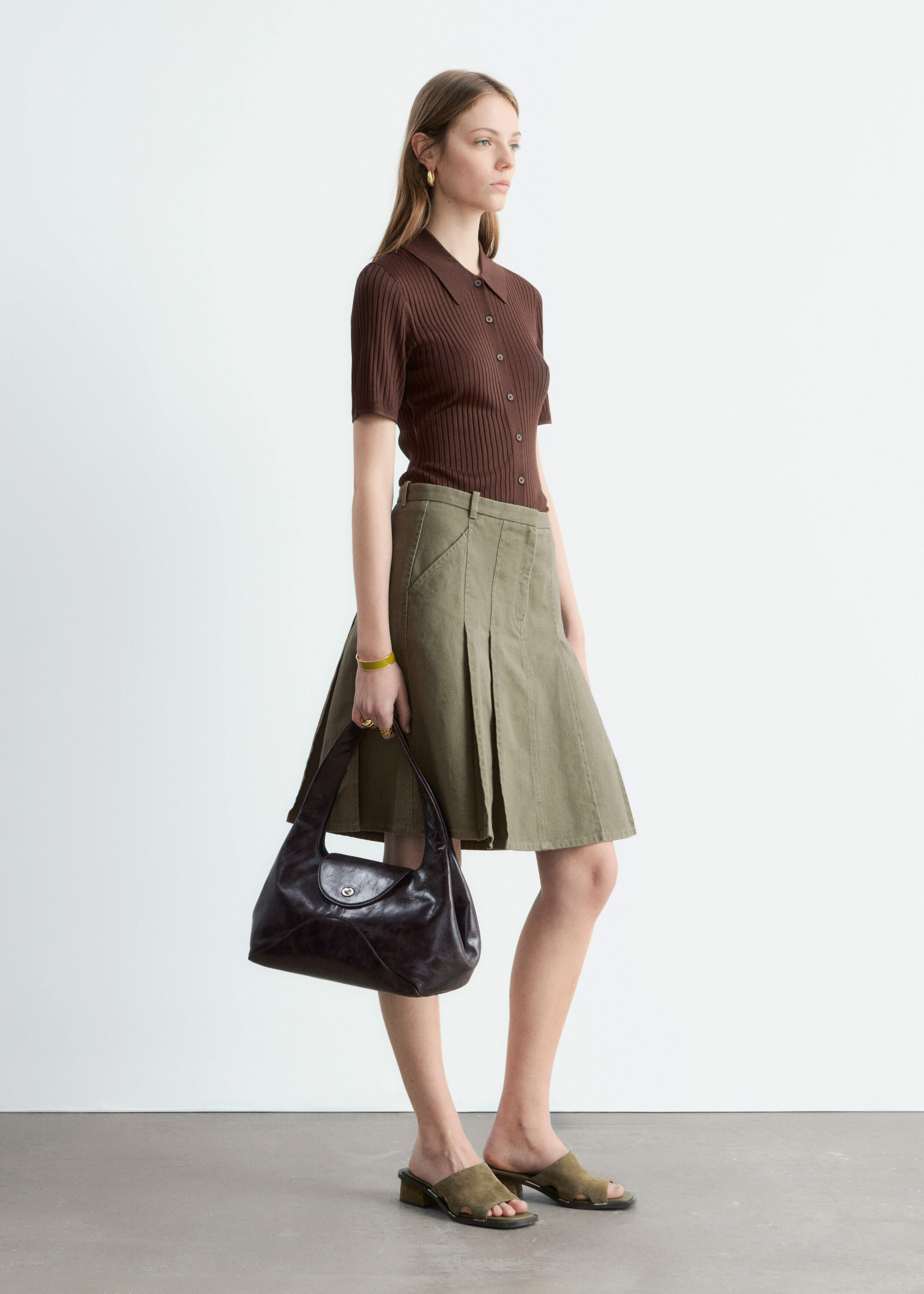 앤아더스토리즈 립 니트 탑의 다크 브라운컬러 ECOMLook입니다.