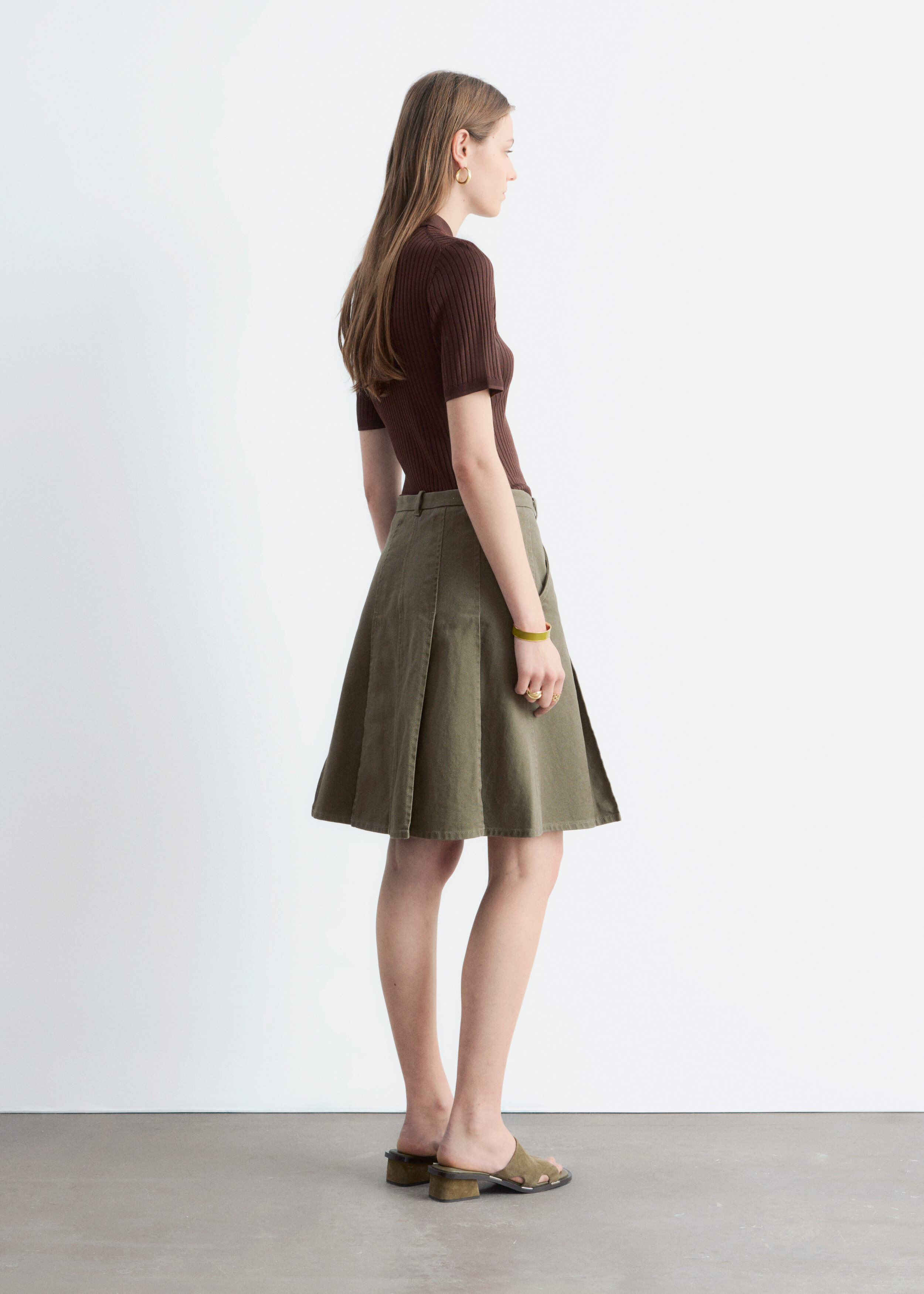 앤아더스토리즈 립 니트 탑의 다크 브라운컬러 ECOMLook입니다.