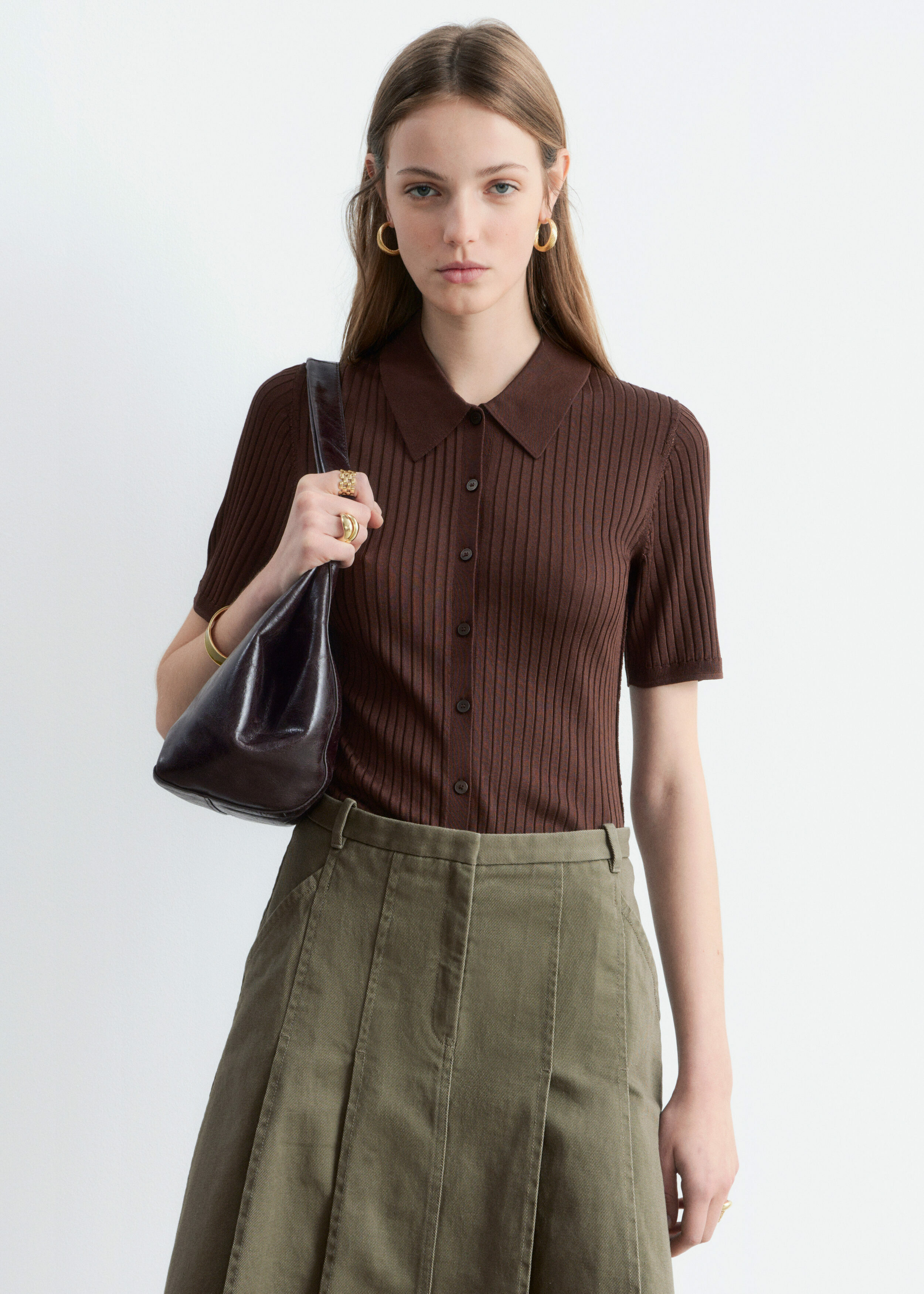 앤아더스토리즈 립 니트 탑의 다크 브라운컬러 ECOMLook입니다.