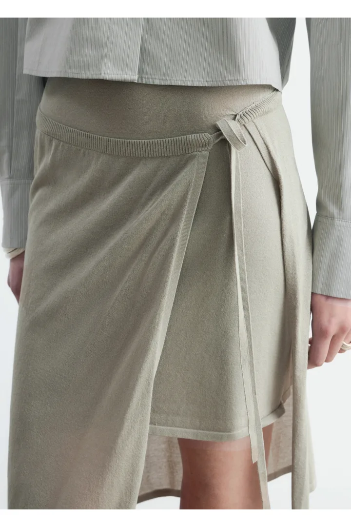 앤아더스토리즈 랩 미디 스커트의 몰컬러 ECOMLook입니다.